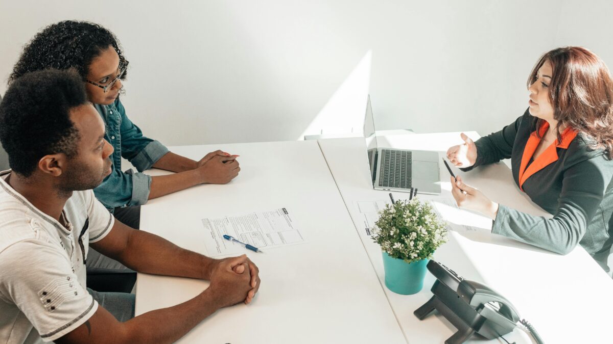 child custody lawyer discussing arrangement with parents